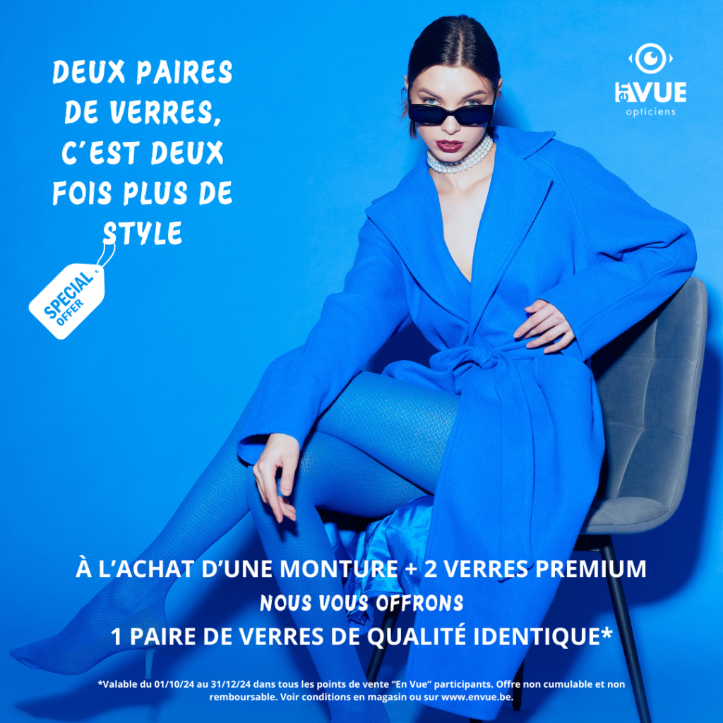 Dame vêtue de bleu posant avec des lunettes de soleil. Elle fait la publicité de la seconde paire de verres offerte chez En Vue.